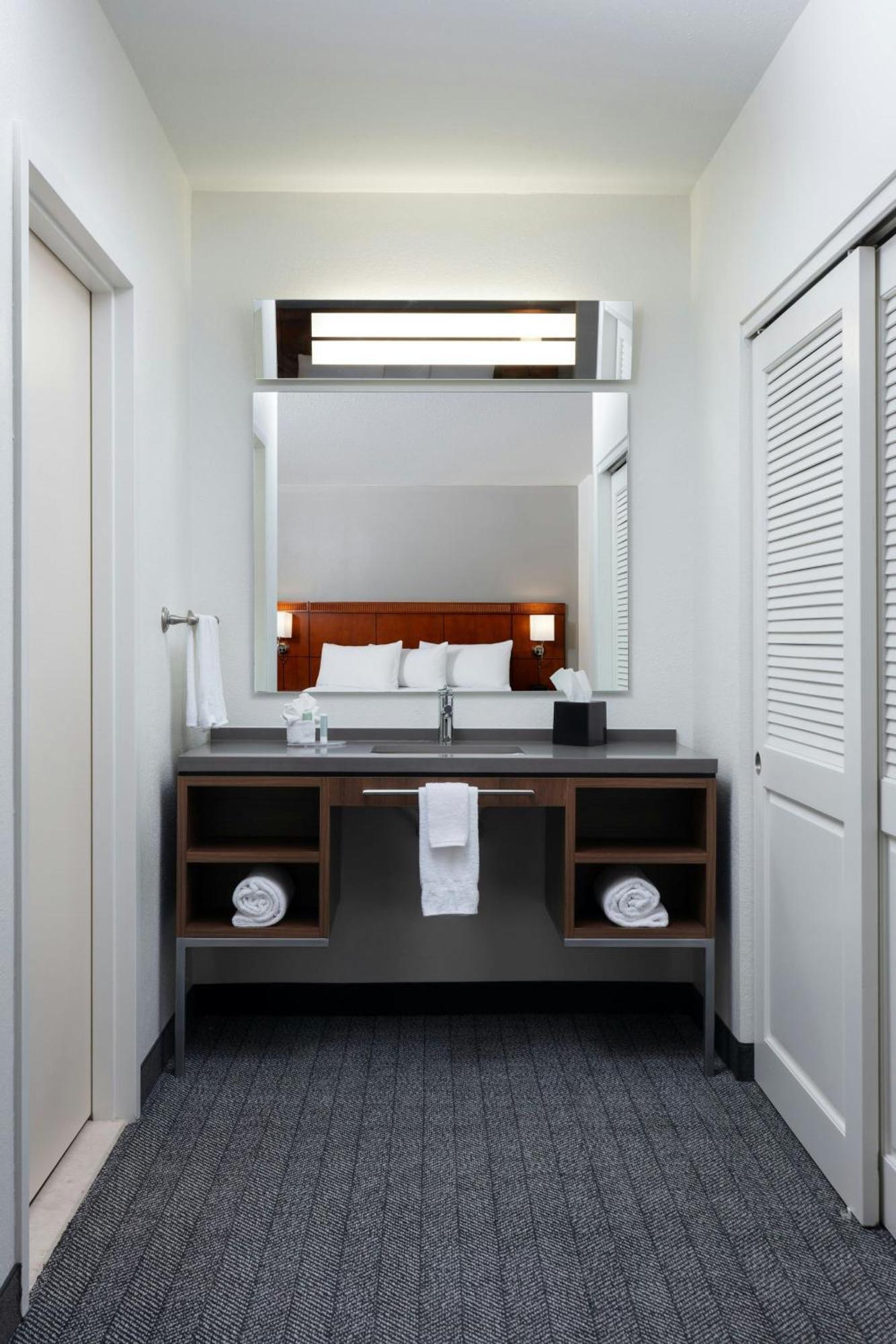 Courtyard By Marriott Wichita At Old Town Hotel Exterior foto
