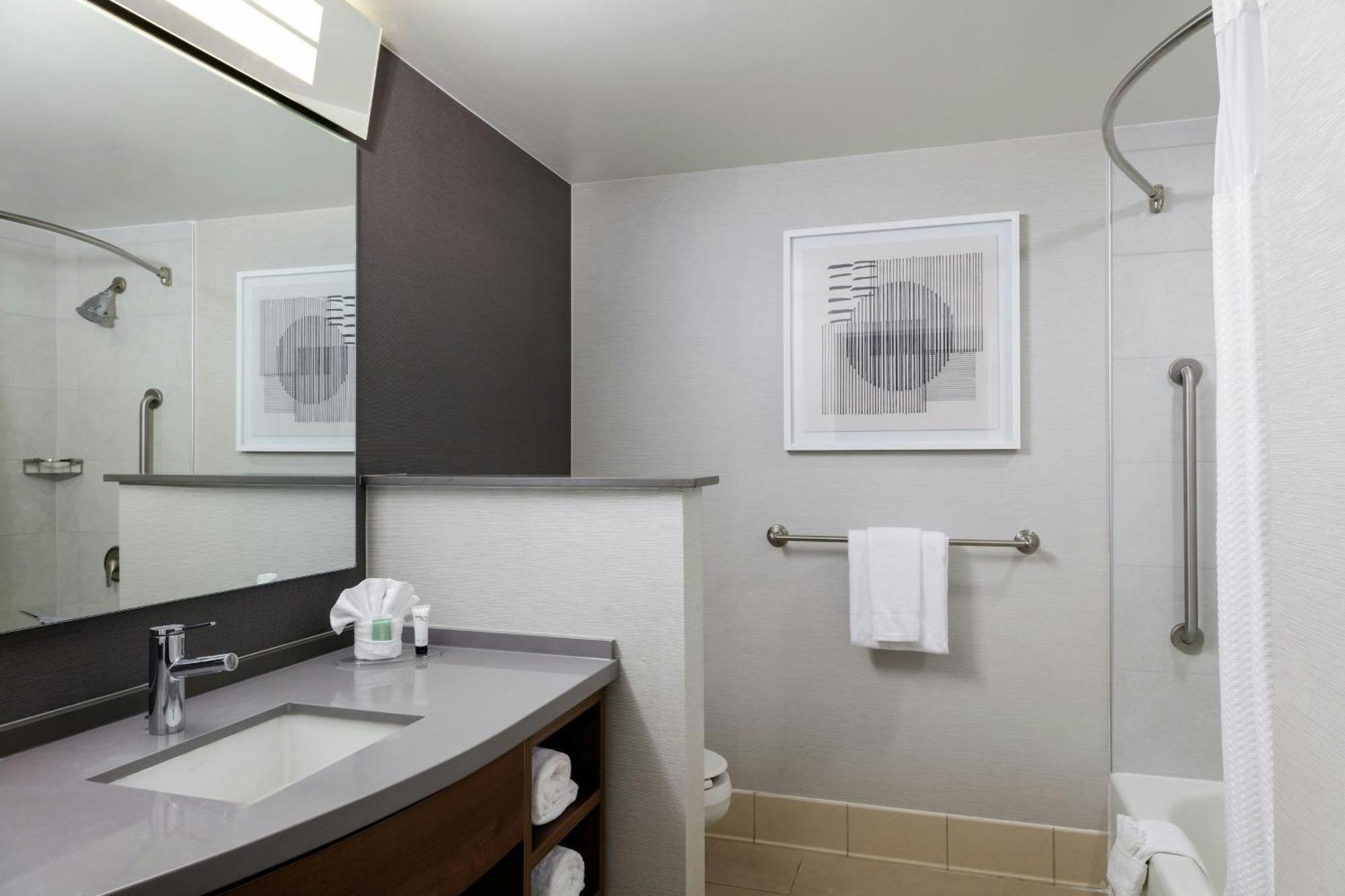 Courtyard By Marriott Wichita At Old Town Hotel Exterior foto