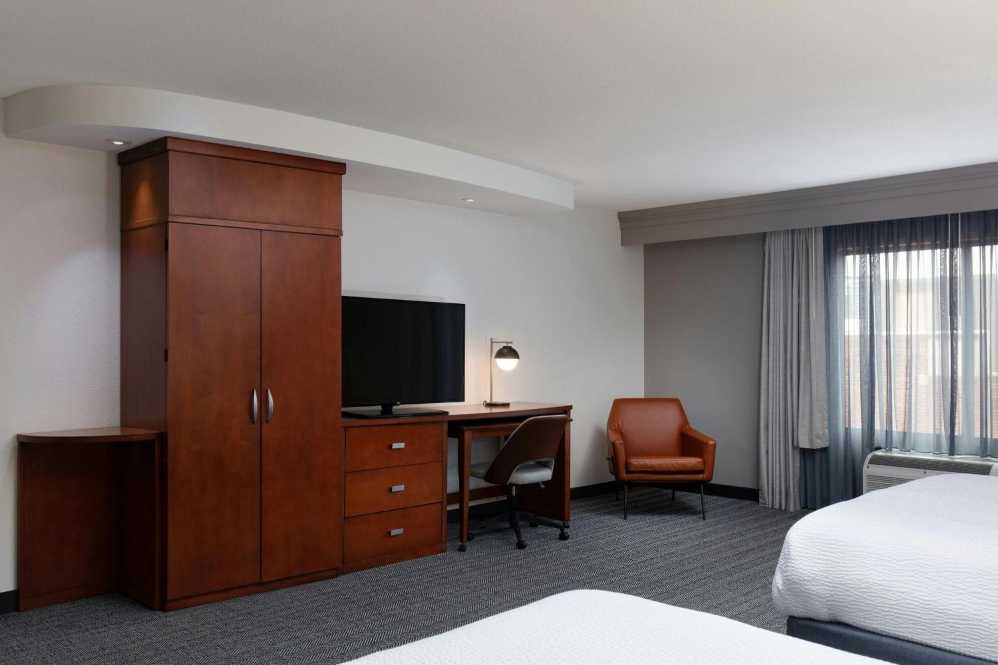 Courtyard By Marriott Wichita At Old Town Hotel Exterior foto