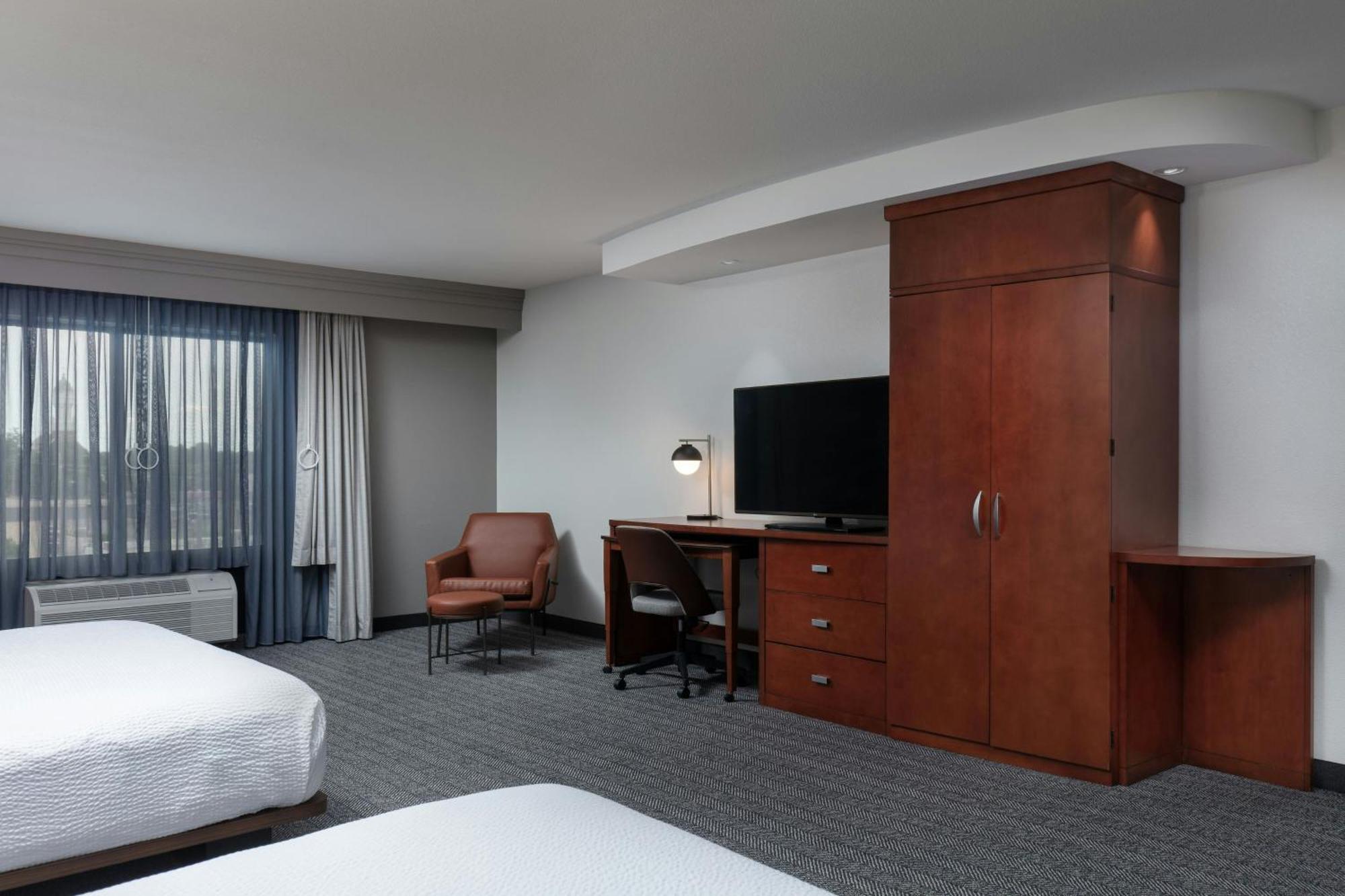 Courtyard By Marriott Wichita At Old Town Hotel Exterior foto